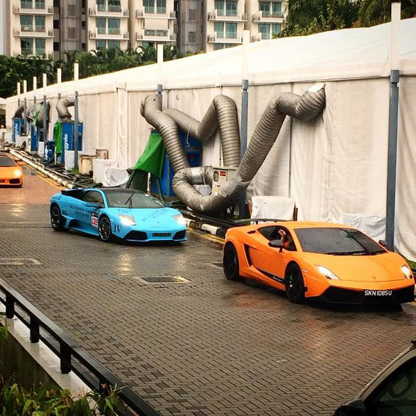 Bất chấp mưa to, gió lớn, những chiếc siêu xe Lamborghini vẫn tham gia diễu hành.