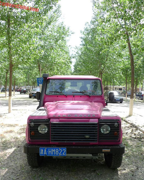 Chiếc Land Rover Defender màu hồng nữ tính tại Trung Quốc.