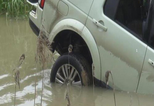 Chiếc SUV hạng sang Land Rover Discovery bị rơi xuống sông.