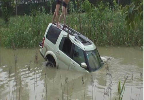 Chiếc Land Rover Discovery được xe cẩu trục vớt lên bờ.