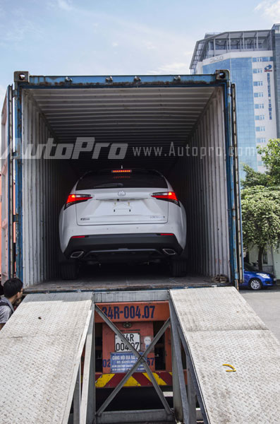 Chiếc Lexus NX 200t màu trắng nằm trong container.