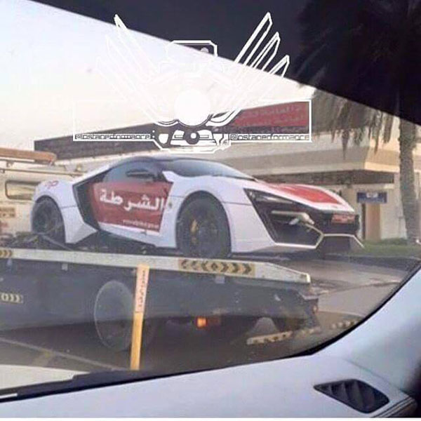 Chiếc siêu xe Lykan HyperSport trên đường vận chuyển về trụ sở cảnh sát Abu Dhabi.