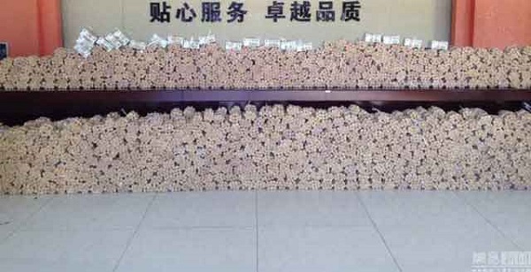 Những cọc tiền xu cao ngất được chất trong đại lý xe ở Thẩm Dương, Trung Quốc.
