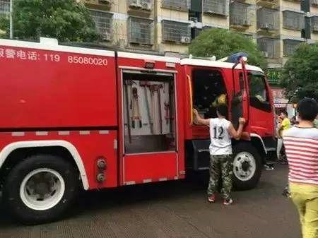 Lực lượng cứu hỏa có mặt tại hiện trường vụ tai nạn để giải cứu cậu bé kẹt bên trong chiếc xe sang BMW.