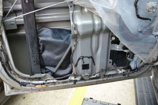 Chiếc túi nhựa đựng tiền nằm trong cánh cửa của chiếc Jeep cũ.