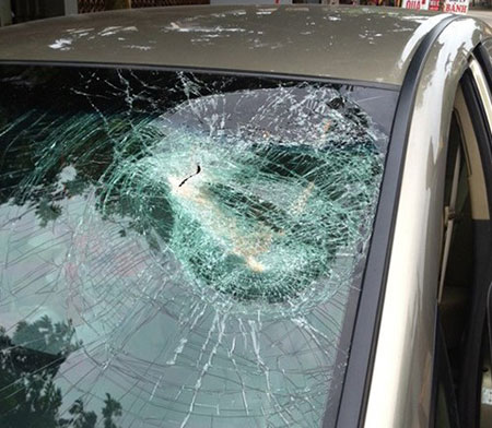 Chiếc Honda Civic của anh Lam bị ném vỡ kính chắn gió. Ảnh: Tiền Phong