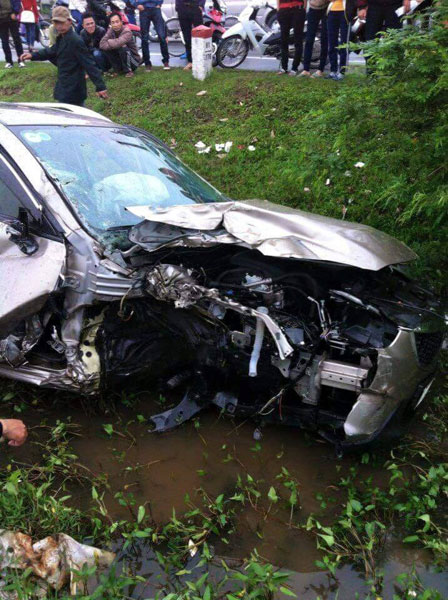 Mazda CX-5 bị nát mũi trong vụ tai nạn (