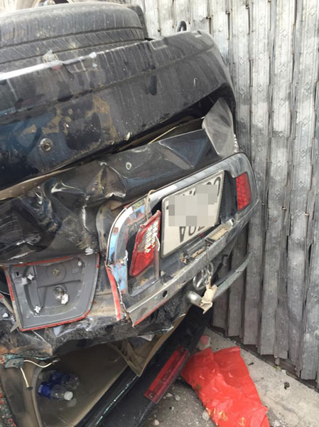 Chiếc Toyota Fortuner bị hư hỏng nặng sau vụ tai nạn (Ảnh: Hữu Lợi/Otofun).