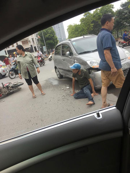 Chevrolet Spark đâm vào người đi xe máy. Ảnh: Nam Nguyễn/Otofun
