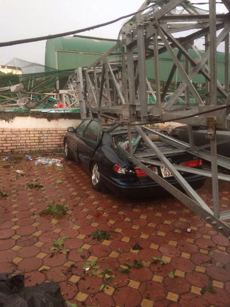 Cột sắt đổ trúng 2 chiếc Toyota một lúc. Ảnh: Leonardo Tuấn/Otofun