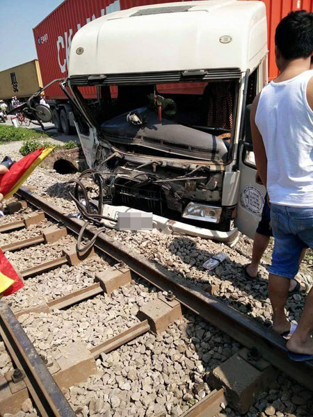 Chiếc xe container bị nát buồng lái sau cú đâm (Ảnh: Facebook/Quang Hung Doan).