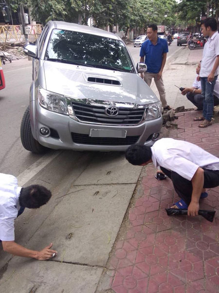 Chiếc Toyota bị sập bánh xuống miệng cống. Ảnh: Tan Pham/Otofun