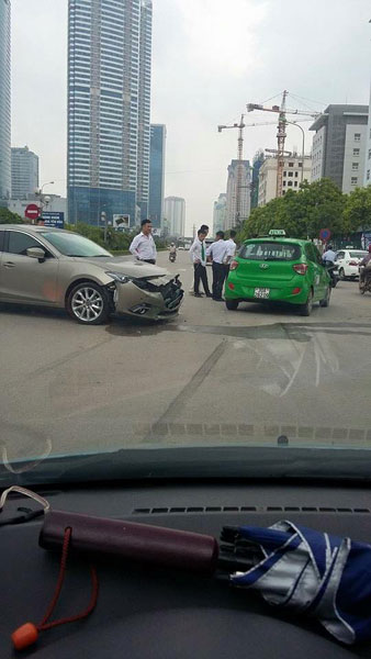 Hiện trường vụ va chạm giữa Mazda6 và taxi Mai Linh. Ảnh: Otofun