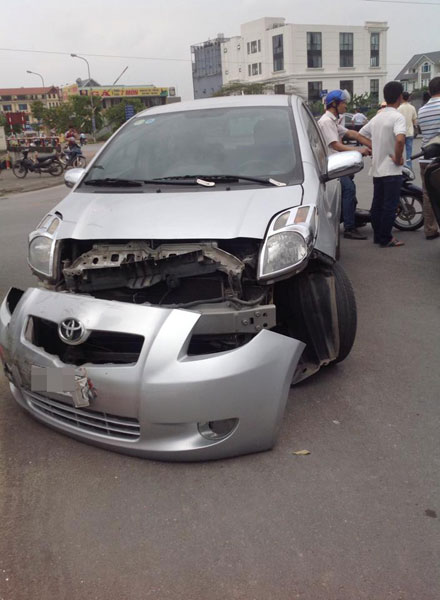 Chiếc Toyota Vios bị hư hỏng nặng hơn (Ảnh: Tùng Anh/Otofun).