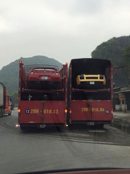 Hai chiếc siêu xe biển 51 đang được vận chuyển ra Hà Nội (