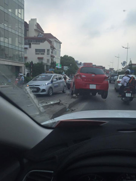 Chiếc Toyota Yaris nằm chênh vênh trên dải phân cách (Ảnh: Thái Sơn/Otofun).
