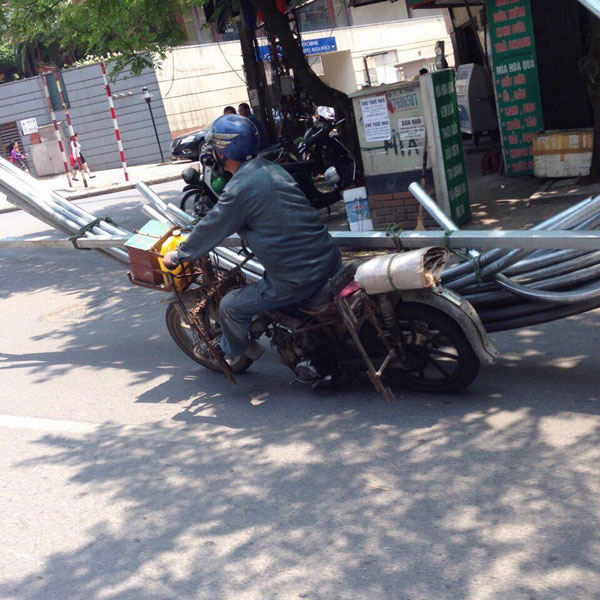 Hình ảnh người đàn ông lái xe máy chở cồng kềnh trên đường Hà Nội. Ảnh: Nam Nguyễn/Otofun