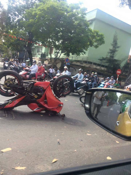 Chiếc Honda CBR150R nằm ở tư thế lạ sau vụ tai nạn (Ảnh: Lê Quang Duy Duy/Otofun).