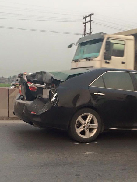 Hai chiếc xe con bị hư hỏng nặng trong vụ tai nạn (Ảnh: Minh Hoàng/Otofun).