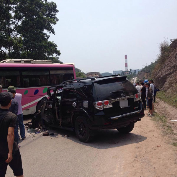 Chiếc Toyota Fortuner hư hỏng nặng phần đầu sau vụ tai nạn (Ảnh: Trái Tim Bên Lề).