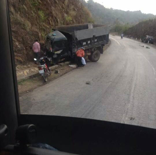 Chiếc xe tải đâm đầu vào triền đồi (Ảnh: Kha Nguyenhuy/Otofun).