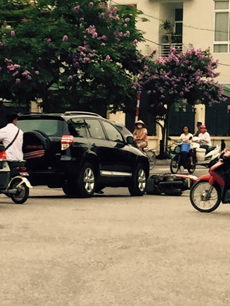 Toyota RAV4 va chạm với xe máy. Ảnh: Nguyen Minh Son/Otofun