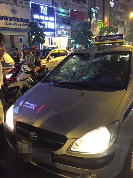 Kính chắn gió của chiếc xe taxi bị vỡ sau cú va chạm. Ảnh: Phong Nguyễn/Otofun