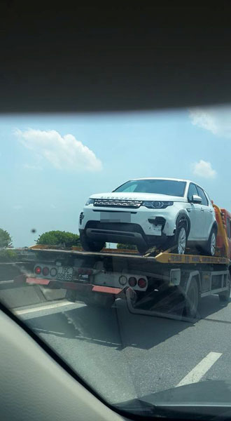 Chiếc Land Rover Discovery Sport 2015 được xe cứu hộ chở đi. Ảnh: Dinh Tuan Vu/Otofun