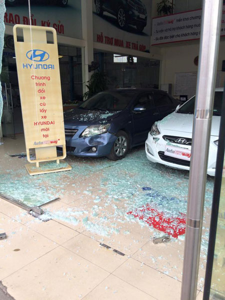 Hai chiếc xe Hyundai trưng bày bị hư hỏng (Ảnh: Quyền Nguyễn/Otofun).