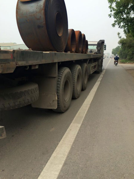 Hình ảnh chiếc xe tải chở các cuộn thép lớn trên đường (Ảnh: Nhã Thắng/Otofun).