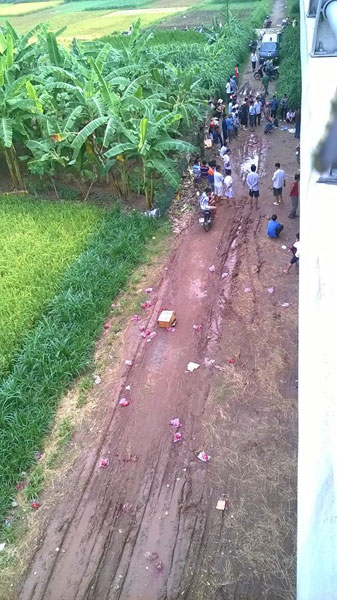 Người phụ nữ bán hoa quả rơi xuống chân cầu và tử vong tại chỗ. Ảnh: Bùi Việt Trung/Otofun