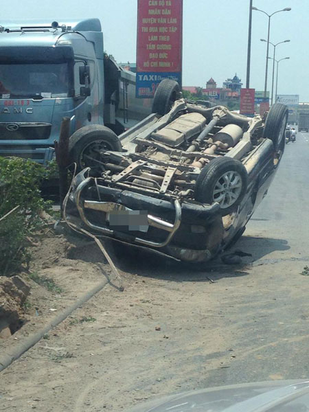 Vụ tai nạn đã gây ùn tắc nghiêm trọng trên quốc lộ 5. Ảnh: Lương Thanh Tuấn/Otofun