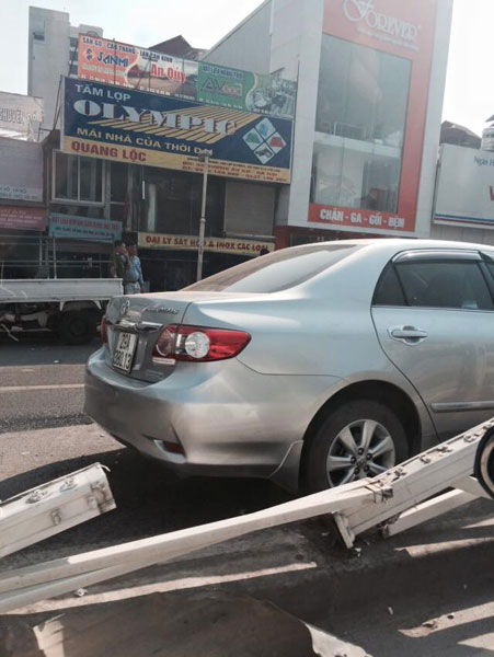 Dải phân cách bị húc đổ nằm ngổn ngang cạnh chiếc Toyota Corolla Altis. Ảnh: Steven Thương/Otofun