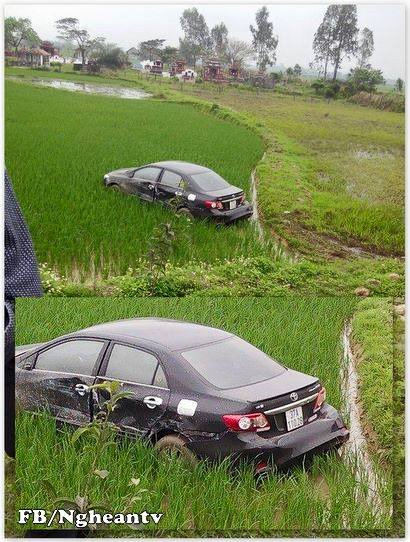 Chiếc Toyota Corolla Altis nằm dưới ruộng lúa (Ảnh: NgheanTV).