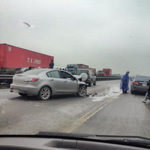 Chiếc Mazda3 nát đầu trong vụ tai nạn liên hoàn (Ảnh: Tuấn Tiền Lê/Otofun).