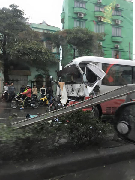 Tai nạn giữa xe khách và xe tải tại Quảng Ninh ()