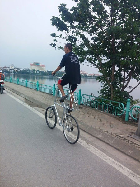 Hình ảnh người đàn ông nước ngoài đạp chiếc xe đạp cao lênh khênh đang gây xôn xao trên mạng xã hội (Ảnh: Hai Nguyen/Otofun).