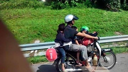 Anh Samsuddin đã buộc cậu con trai ngồi phía sau vào người mình để khỏi rơi khỏi xe.