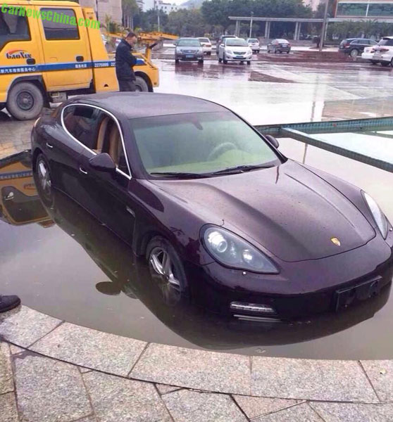 Chiếc Porsche Panamera 4S ngập nửa thân trong hồ nước.
