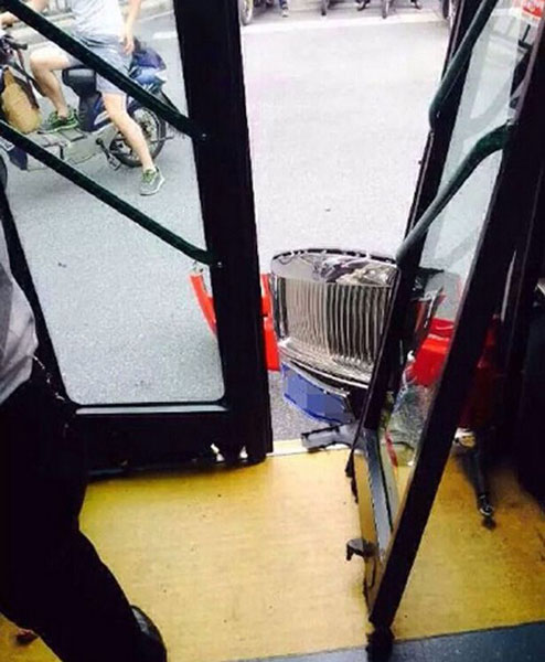 Mặt ca-lăng của chiếc Rolls-Royce Ghost bị kẹt vào cửa xe buýt.