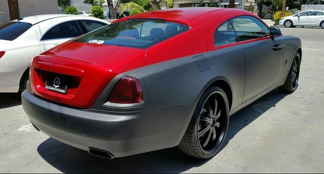 Rolls-Royce Wraith màu đen-đỏ của nam ca sỹ đánh bạn gái.