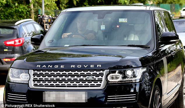 Robin van Persie lái Range Rover màu đen sang trọng.