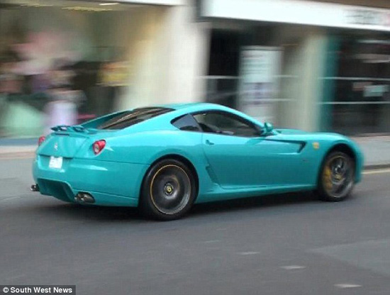 Siêu xe Ferrari 599 màu xanh ngọc gây &quot;náo loạn&quot; tại London.