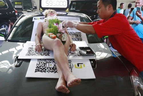 Chiêu trò gây sốc dường như đã trở thành đặc sản của các triển lãm ô tô Trung Quốc.