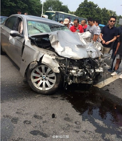 Chiếc BMW bị hư hỏng nặng đầu xe.