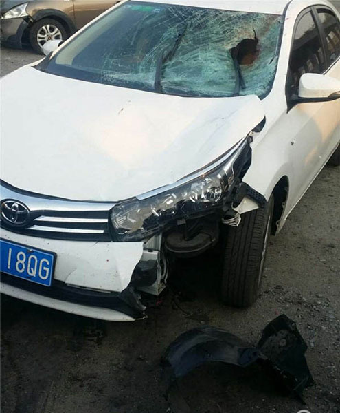Chiếc Toyota Corolla Altis của cặp nam nữ bị hư hỏng khá nặng.