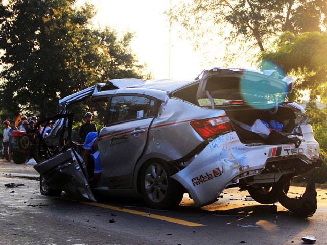 Chiếc ô tô con bị hư hỏng nặng tại hiện trường vụ tai nạn. Ảnh: Trần Phi Trường