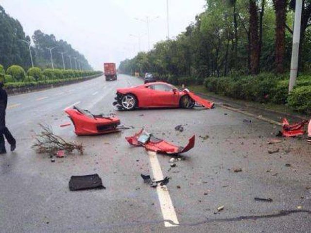 Hiện trường vụ tai nạn Ferrari 458 Italia tại Trung Quốc.