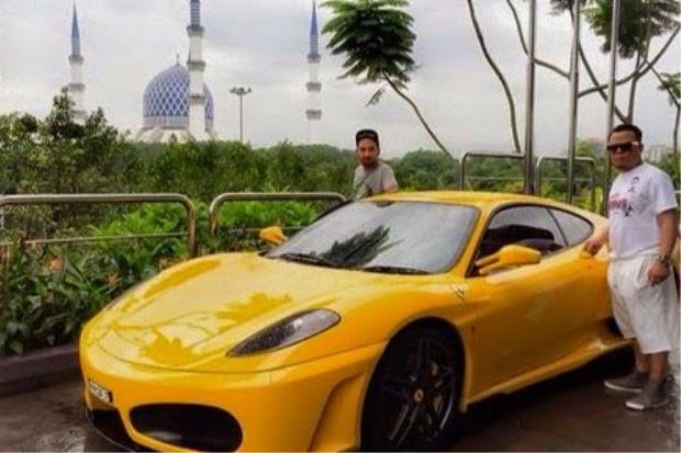 Chiếc Ferrari F430 màu vàng của cây hài Malaysia trước khi tai nạn xảy ra.