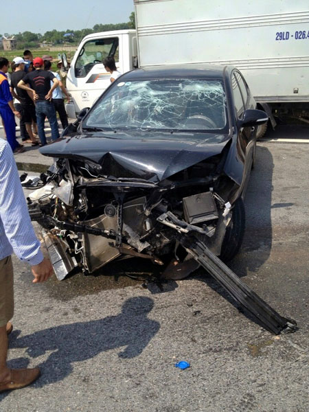 Chiếc Hyundai Avante hư hỏng nặng ở đầu xe tại hiện trường vụ tai nạn. Ảnh: Dương Mạnh Hùng/Otofun